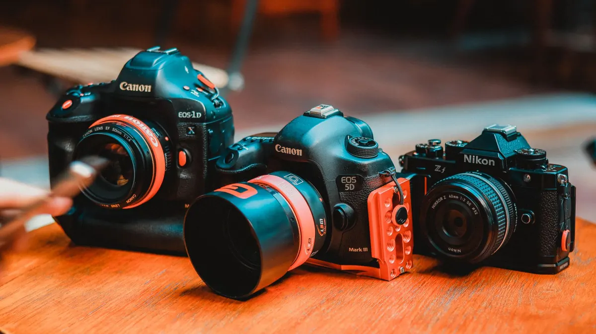 Prime vs Zoom Lenses for Cotswold Villages: A Practical Comparison